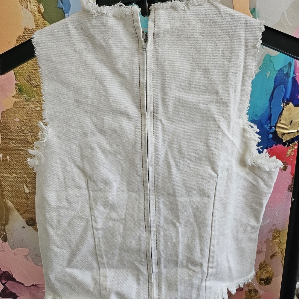 Elegant White Frayed Edge Sleeveless Blouse - Picture 3 of 3